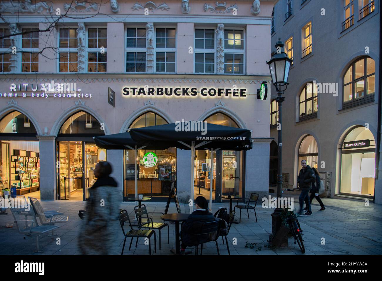 Munich, Allemagne. 15th mars 2022. Starbucks Coffee. Alors que les  infections à coronavirus atteignent de nouveaux sommets, les gens vont  faire du shopping dans la zone piétonne de Munich le 15 mars