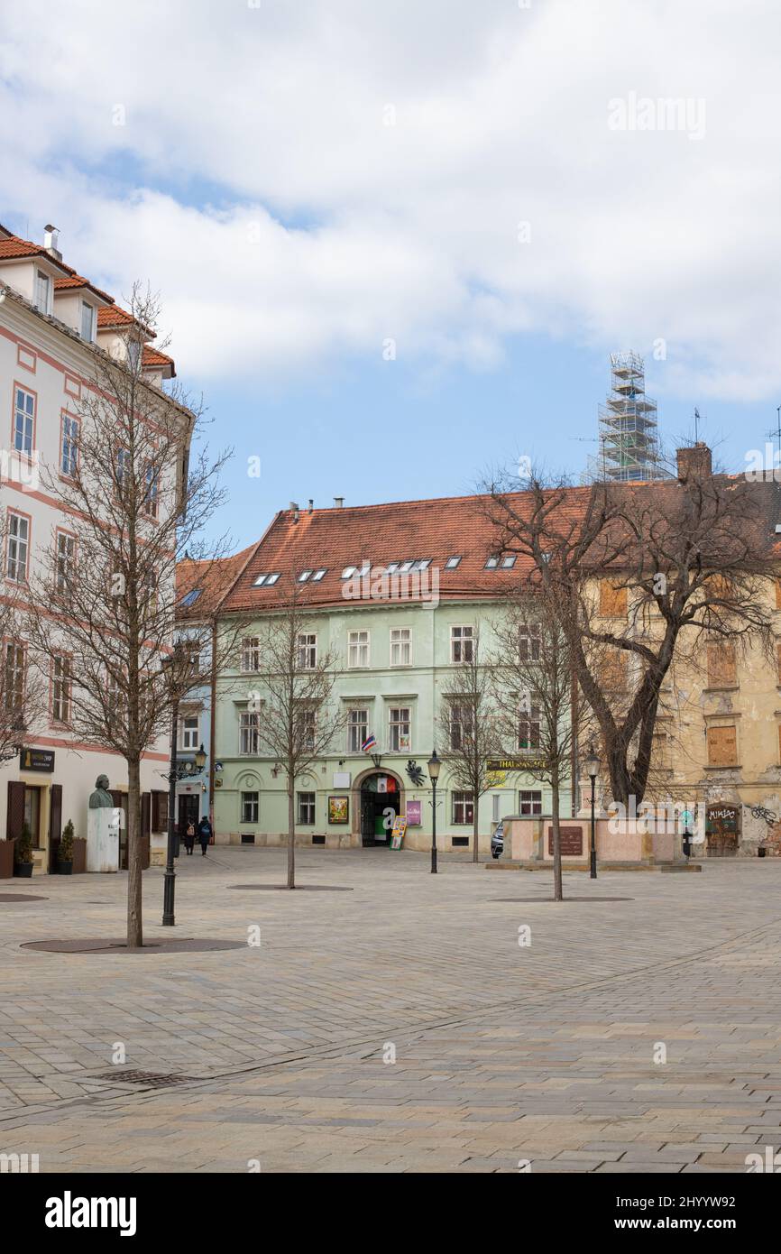 Place principale de Bratislava (Hlavne Namestie) pendant la journée du mois de mars Banque D'Images