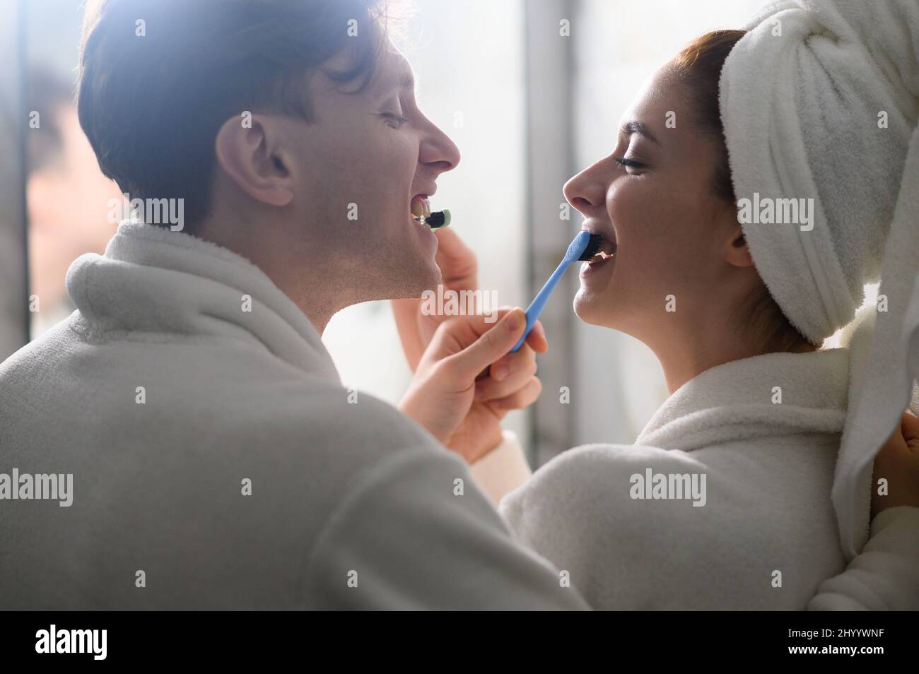 un jeune couple marié se brossant les dents ensemble. Hygiène dentaire. Banque D'Images