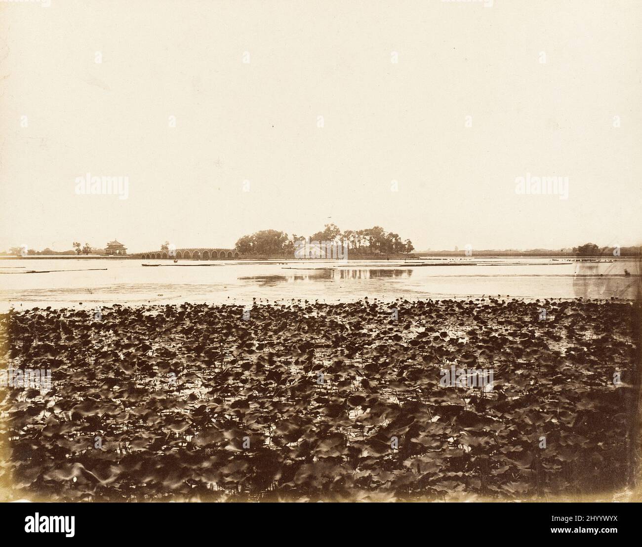 Vue sur la rivière avec le pont de dix-sept Arches, Yuan Ming Yuan, Pékin. Attribué à Felice A. Beato (Italie, 1825-1908). Italie, 1860. Photographies. Imprimé argent en couleur albumine Banque D'Images
