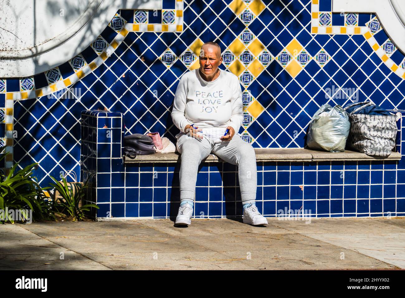 Une femme sans domicile se prépare à se raser la tête Banque D'Images