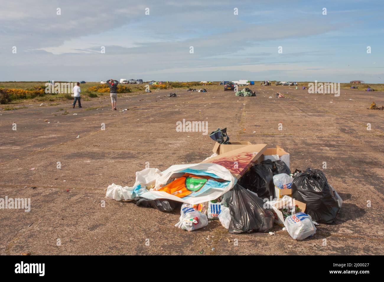 Déchets laissés après une rave illégale, Dale Airfield, mai 2010, Pembrokeshire, pays de Galles, Royaume-Uni, Europe Banque D'Images