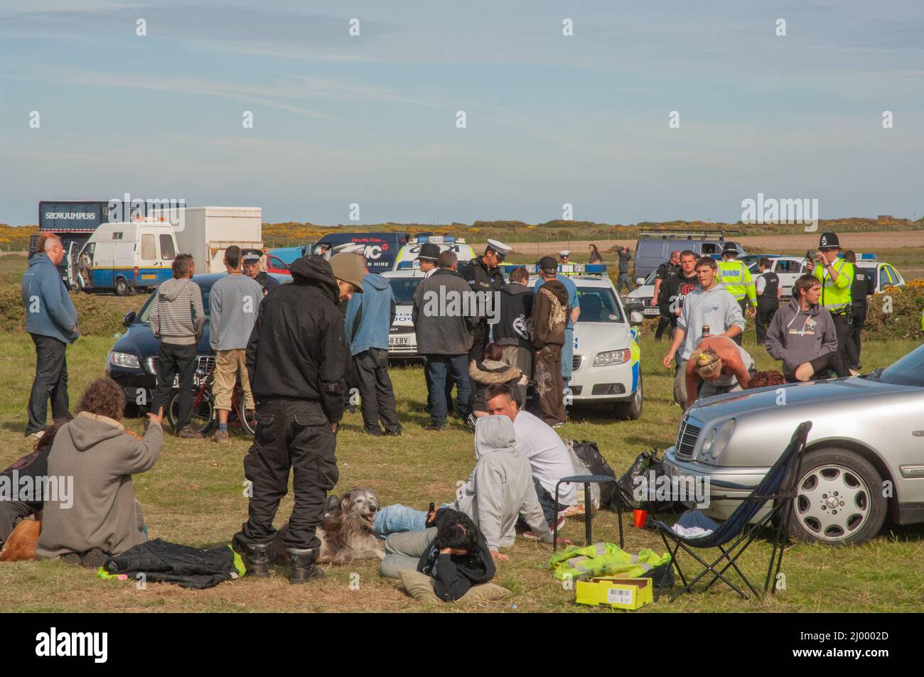 Police affrontant des ravers, rave illégale, Dale Airfield, mai 2010, Pembrokeshire, Pays de Galles, Royaume-Uni, Europe Banque D'Images