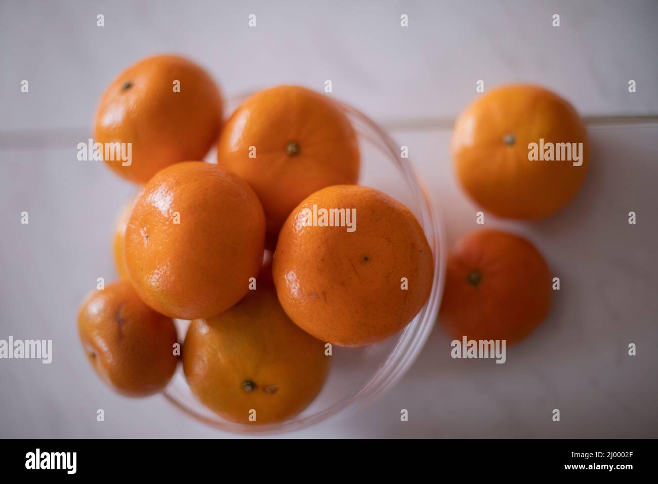 Orange sur la table. Fruits juteux. Vitamine C dans les fruits. Détails de la nourriture dans la cuisine. Les fruits sont de couleur orange. Banque D'Images