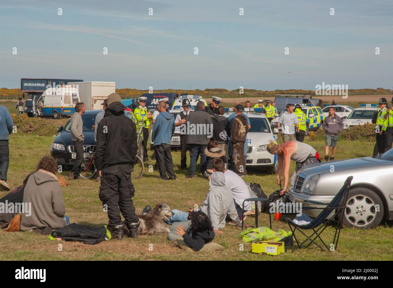 Police affrontant des ravers, rave illégale, Dale Airfield, mai 2010, Pembrokeshire, Pays de Galles, Royaume-Uni, Europe Banque D'Images