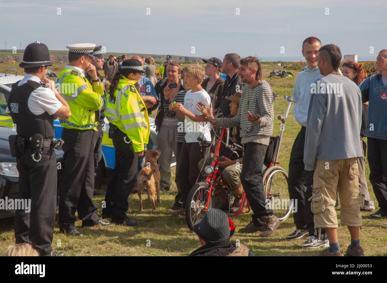 Police contre les ravers, Rave illégal, Dale Airfield, mai 2010, Pembrokeshire, Pays de Galles, Royaume-Uni, Europe Banque D'Images