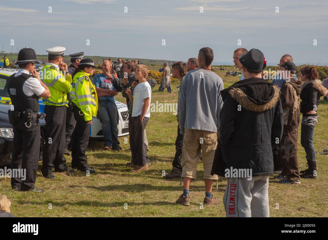 Police affrontant des ravers, rave illégale, Dale Airfield, mai 2010, Pembrokeshire, Pays de Galles, Royaume-Uni, Europe Banque D'Images