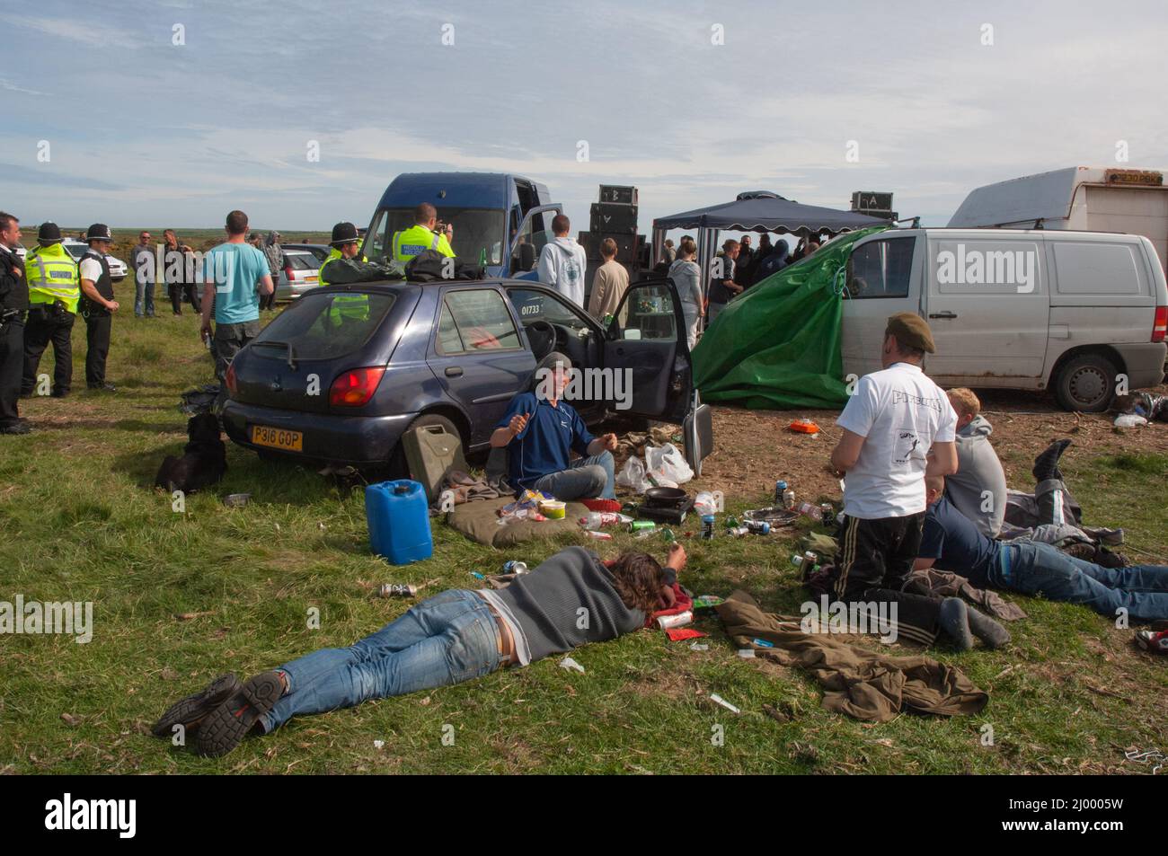 Police affrontant des ravers, rave illégale, Dale Airfield, mai 2010, Pembrokeshire, Pays de Galles, Royaume-Uni, Europe Banque D'Images