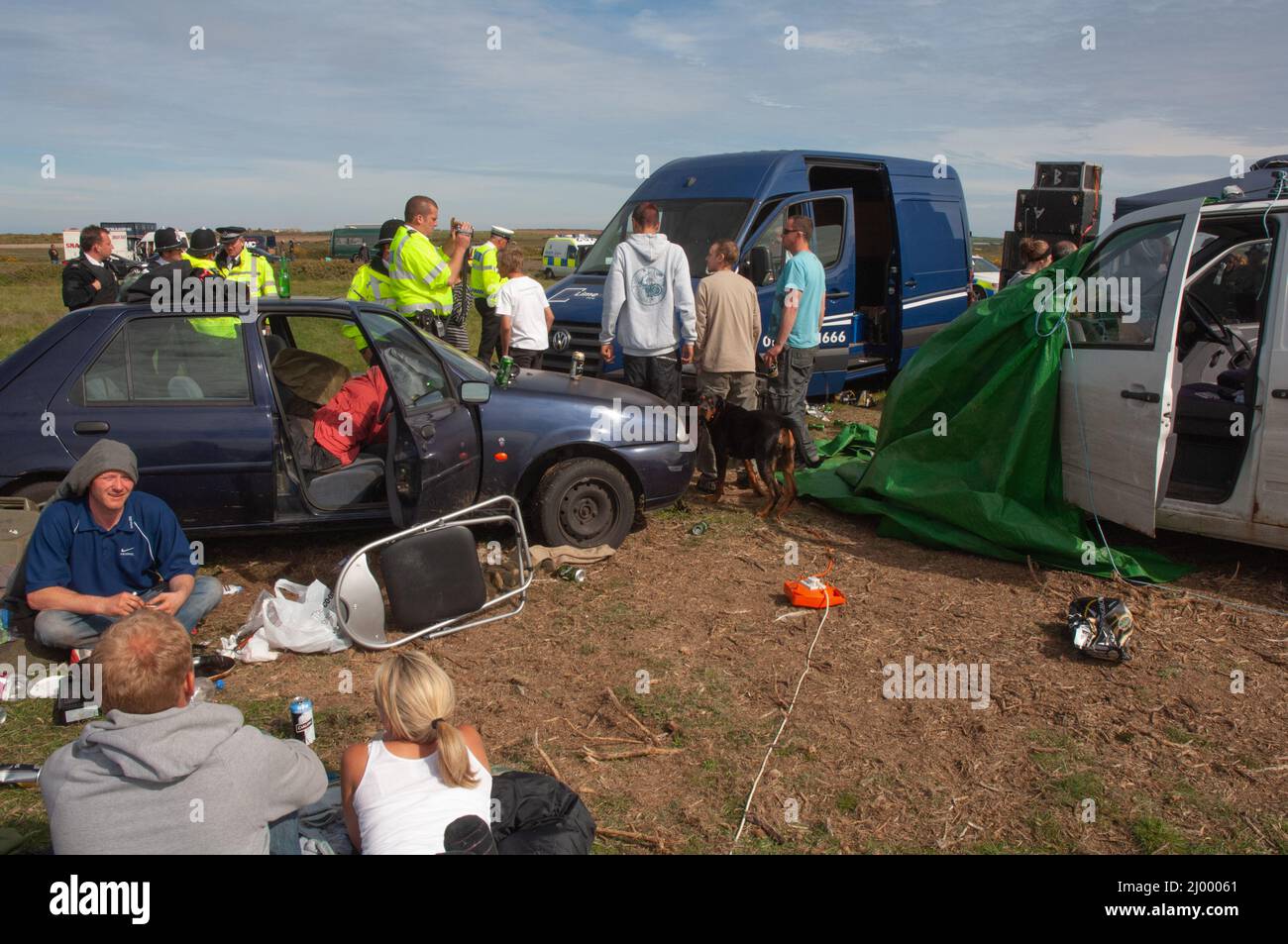 Police affrontant des ravers, rave illégale, Dale Airfield, mai 2010, Pembrokeshire, Pays de Galles, Royaume-Uni, Europe Banque D'Images