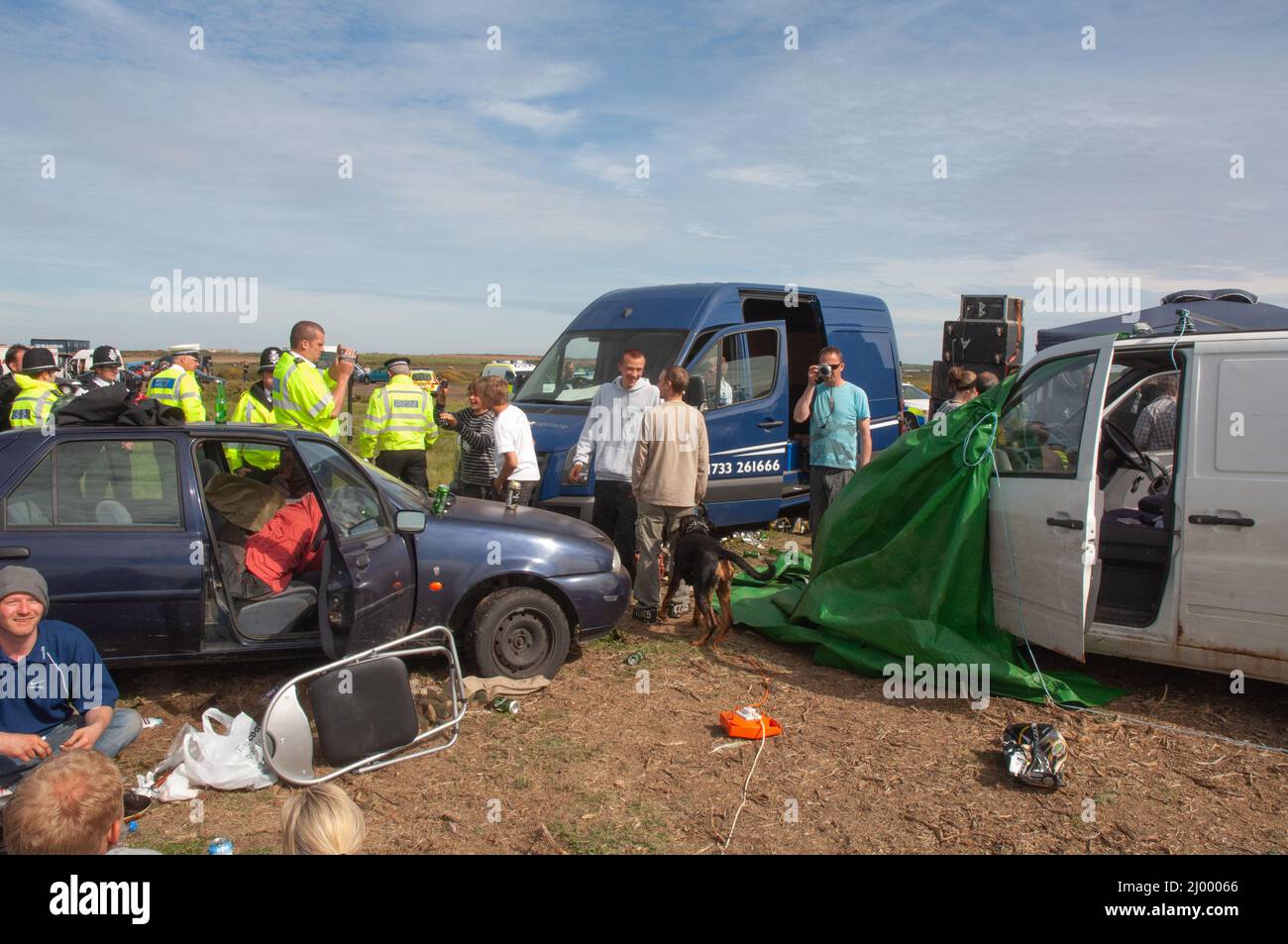 Police affrontant des ravers, rave illégale, Dale Airfield, mai 2010, Pembrokeshire, Pays de Galles, Royaume-Uni, Europe Banque D'Images