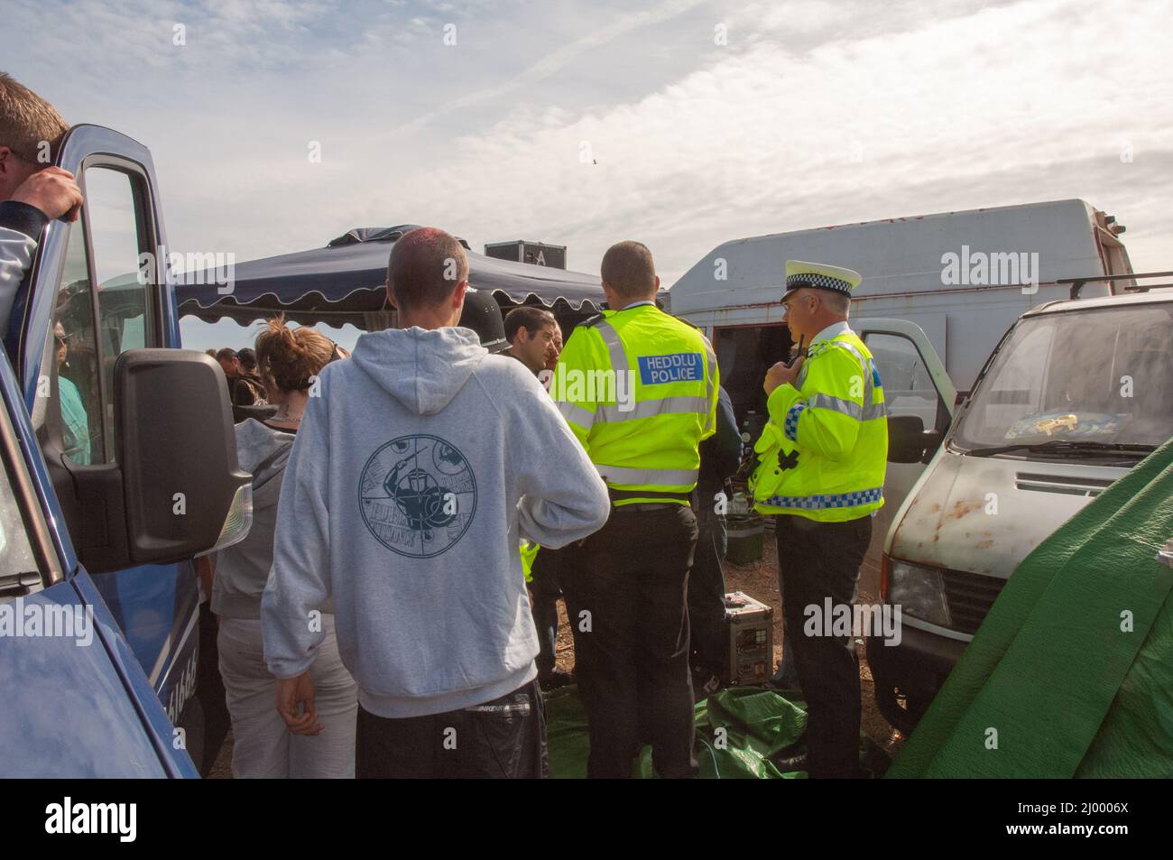 Police affrontant des ravers, rave illégale, Dale Airfield, mai 2010, Pembrokeshire, Pays de Galles, Royaume-Uni, Europe Banque D'Images