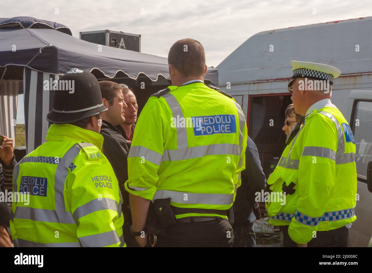 Police affrontant des ravers, rave illégale, Dale Airfield, mai 2010, Pembrokeshire, Pays de Galles, Royaume-Uni, Europe Banque D'Images