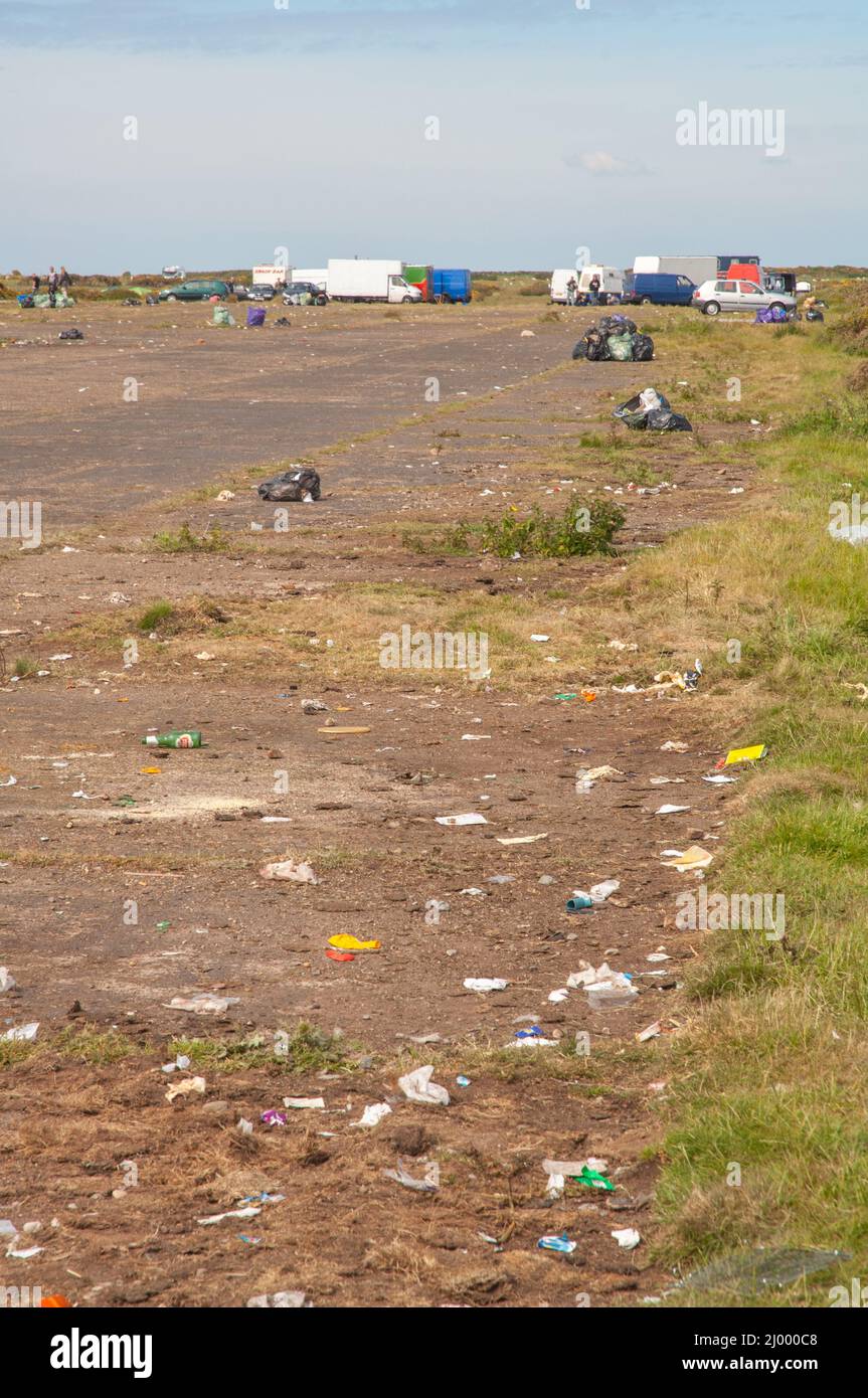 Déchets laissés derrière, Rave illégal, Dale Airfield, mai 2010, Pembrokeshire, Pays de Galles, Royaume-Uni, Europe Banque D'Images