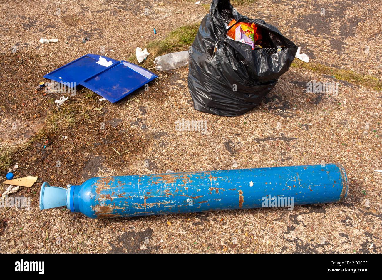 Bouteille d'oxyde nitreux et déchets, Rave illégal, Dale Airfield, mai 2010, Pembrokeshire, Pays de Galles, Royaume-Uni, Europe Banque D'Images