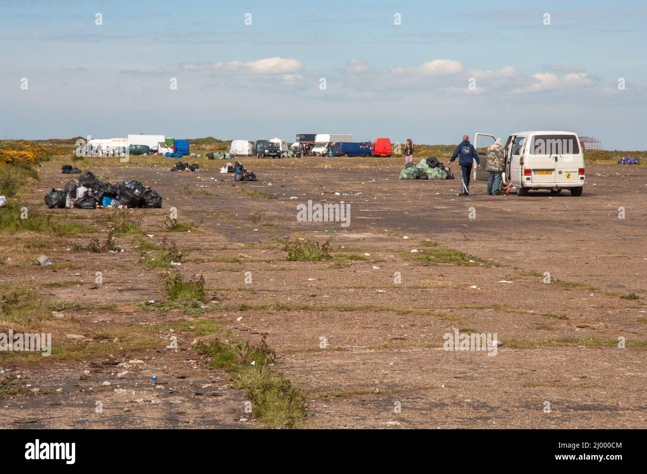 Déchets laissés après une rave illégale, Dale Airfield, mai 2010, Pembrokeshire, pays de Galles, Royaume-Uni, Europe Banque D'Images