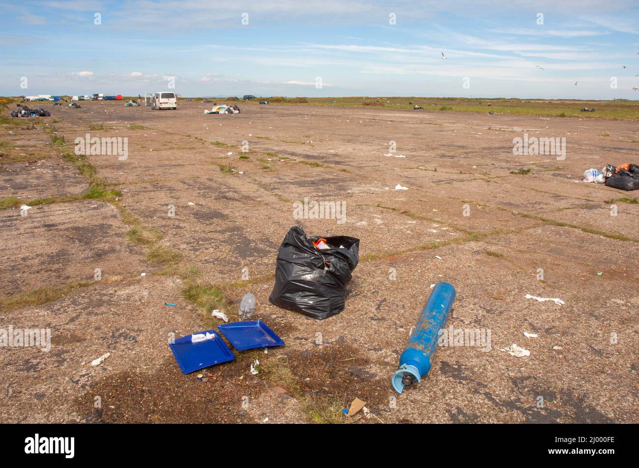 Déchets laissés derrière, Rave illégal, Dale Airfield, mai 2010, Pembrokeshire, Pays de Galles, Royaume-Uni, Europe Banque D'Images