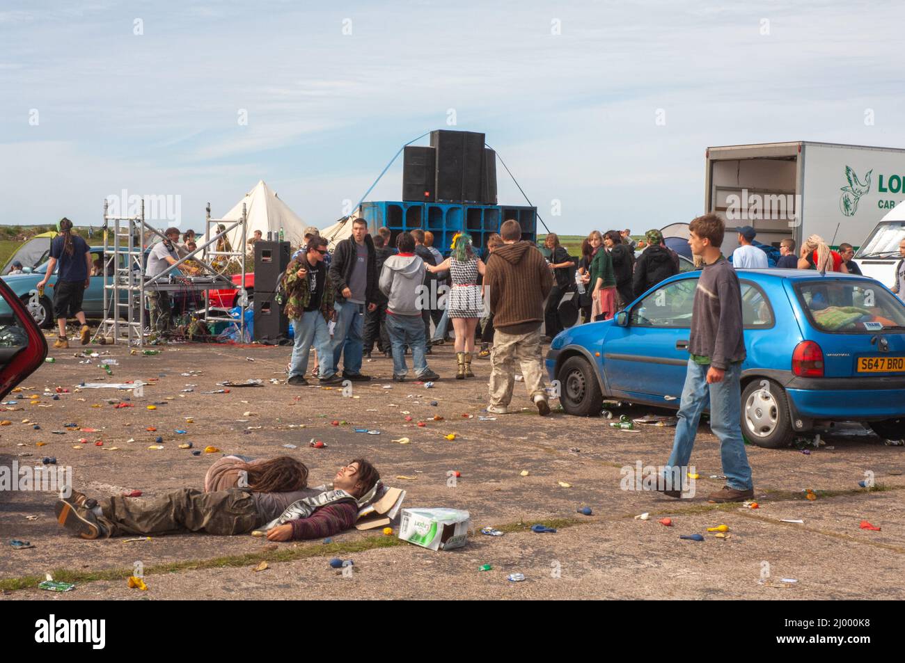 Rave illégale, scène sonore et danseurs, Dale Airfield, mai 2010, Pembrokeshire, pays de Galles, Royaume-Uni, Europe Banque D'Images