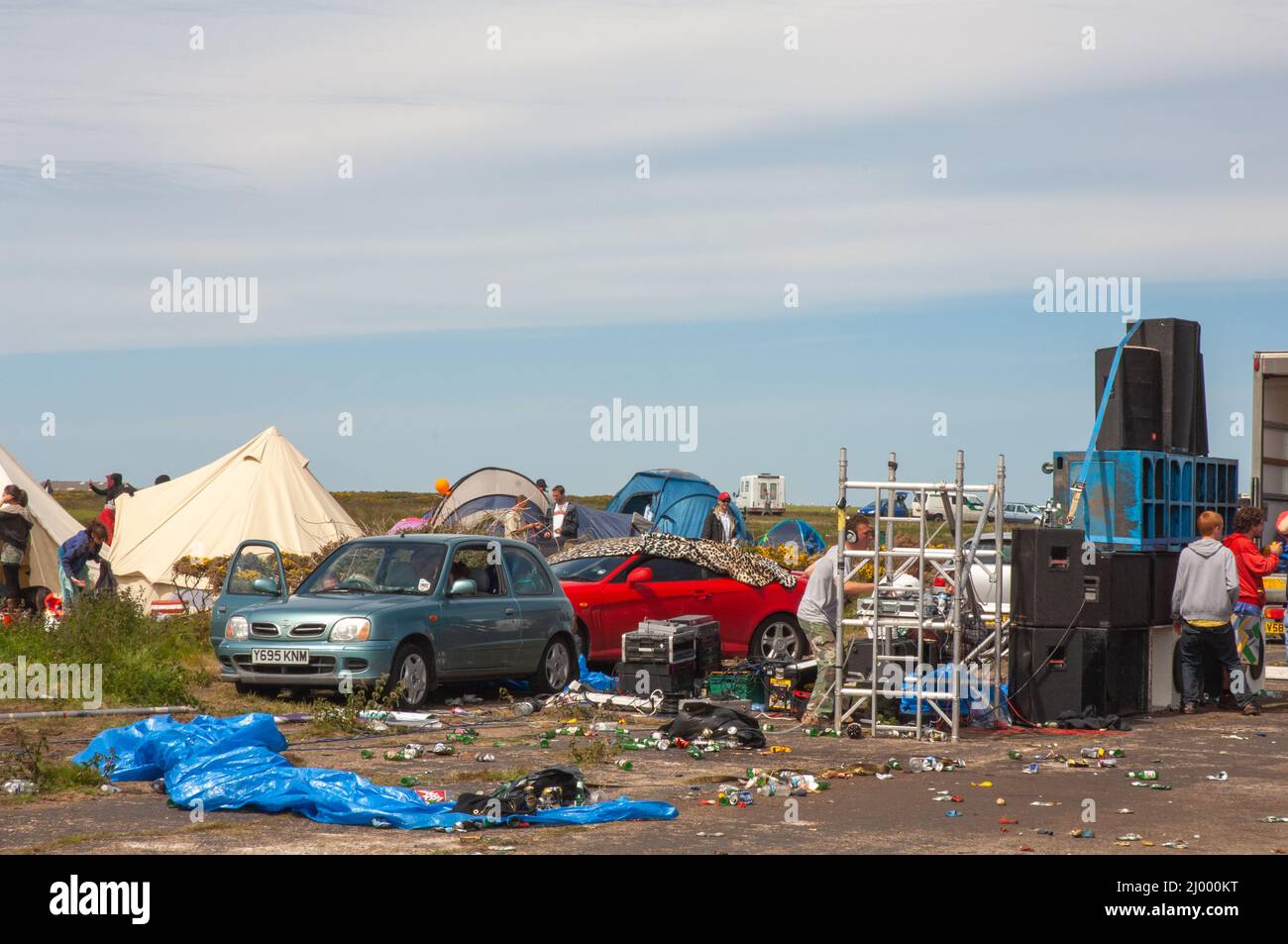 Rave illégale, scène sonore et danseurs, Dale Airfield, mai 2010, Pembrokeshire, pays de Galles, Royaume-Uni, Europe Banque D'Images