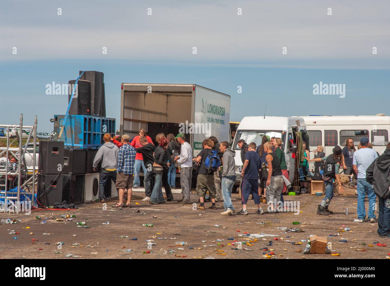 Rave illégale, scène sonore et danseurs, Dale Airfield, mai 2010, Pembrokeshire, pays de Galles, Royaume-Uni, Europe Banque D'Images
