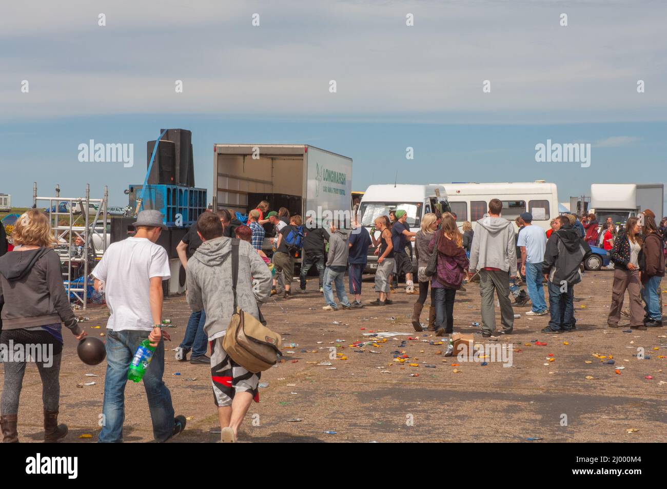 Rave illégale, scène sonore et danseurs, Dale Airfield, mai 2010, Pembrokeshire, pays de Galles, Royaume-Uni, Europe Banque D'Images