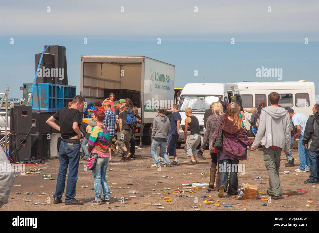 Rave illégale, scène sonore et danseurs, Dale Airfield, mai 2010, Pembrokeshire, pays de Galles, Royaume-Uni, Europe Banque D'Images