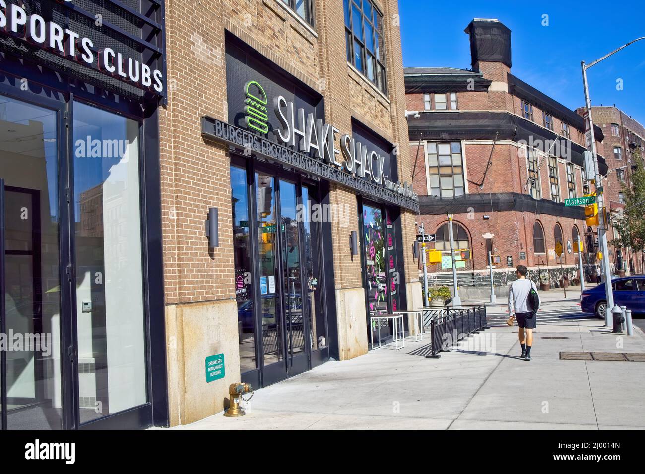 New York, NY, USA - 15 mars 2022 : point de vente au détail de Shake Shack sous le siège social de Varick et Clarkson Streets Banque D'Images