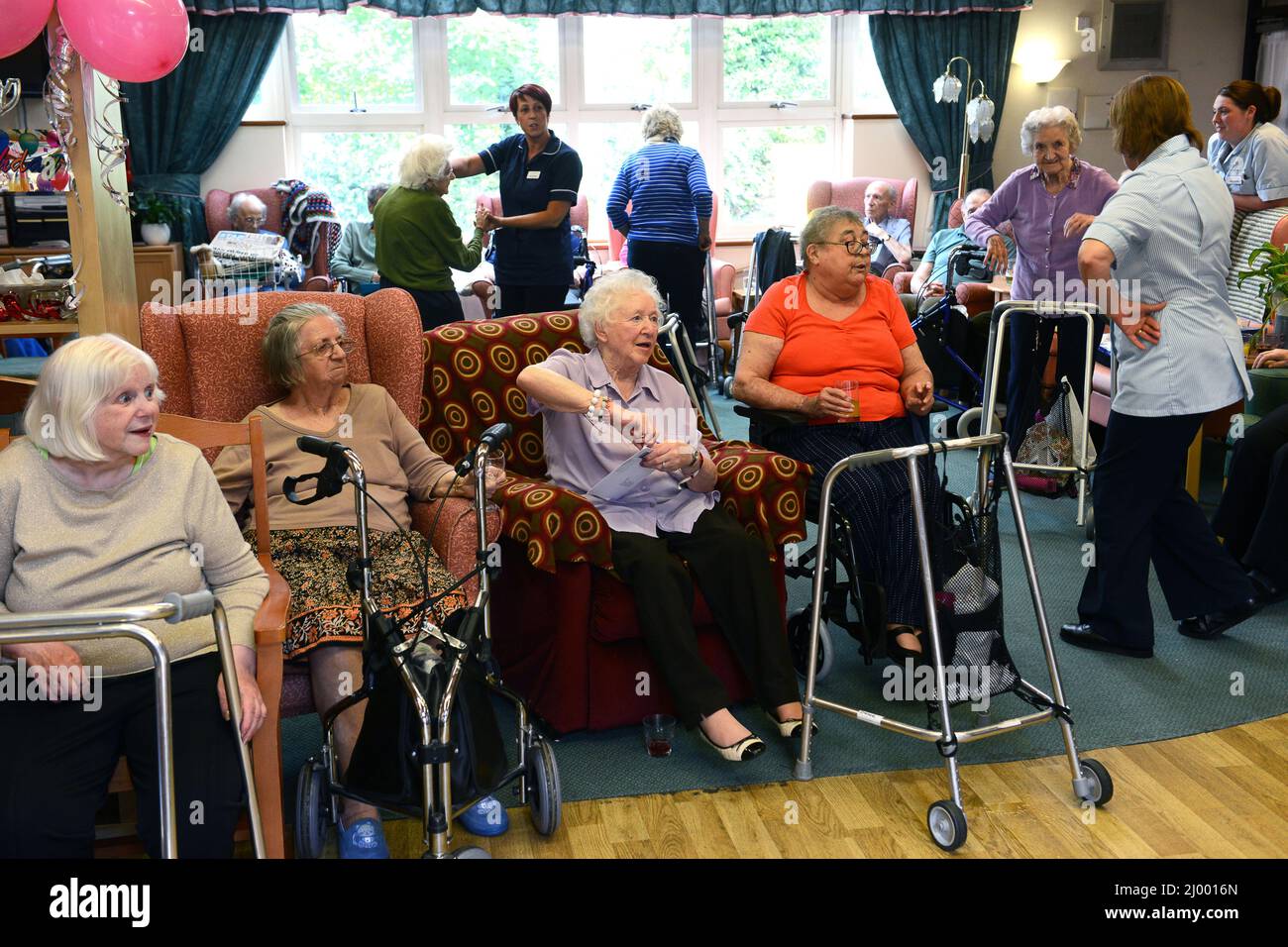 Les résidents des foyers de soins dansant avec le personnel et les amis de CARE Home Britain 2015 Banque D'Images