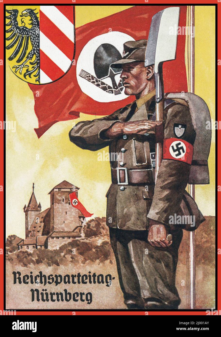 1930s Allemagne nazie Reichsparteitag Nurnberg défilé de la RAD avec le drapeau de la maison et le symbole de la RAD. Le Reich Labor Service (Reichsarbeitsdienst; RAD) était une organisation importante établie en Allemagne nazie comme une agence pour aider à atténuer les effets du chômage sur l'économie allemande, militariser la main-d'œuvre et l'endoctriner avec l'idéologie nazie. C'était le service officiel du travail de l'État, divisé en sections distinctes pour les hommes et les femmes. Banque D'Images