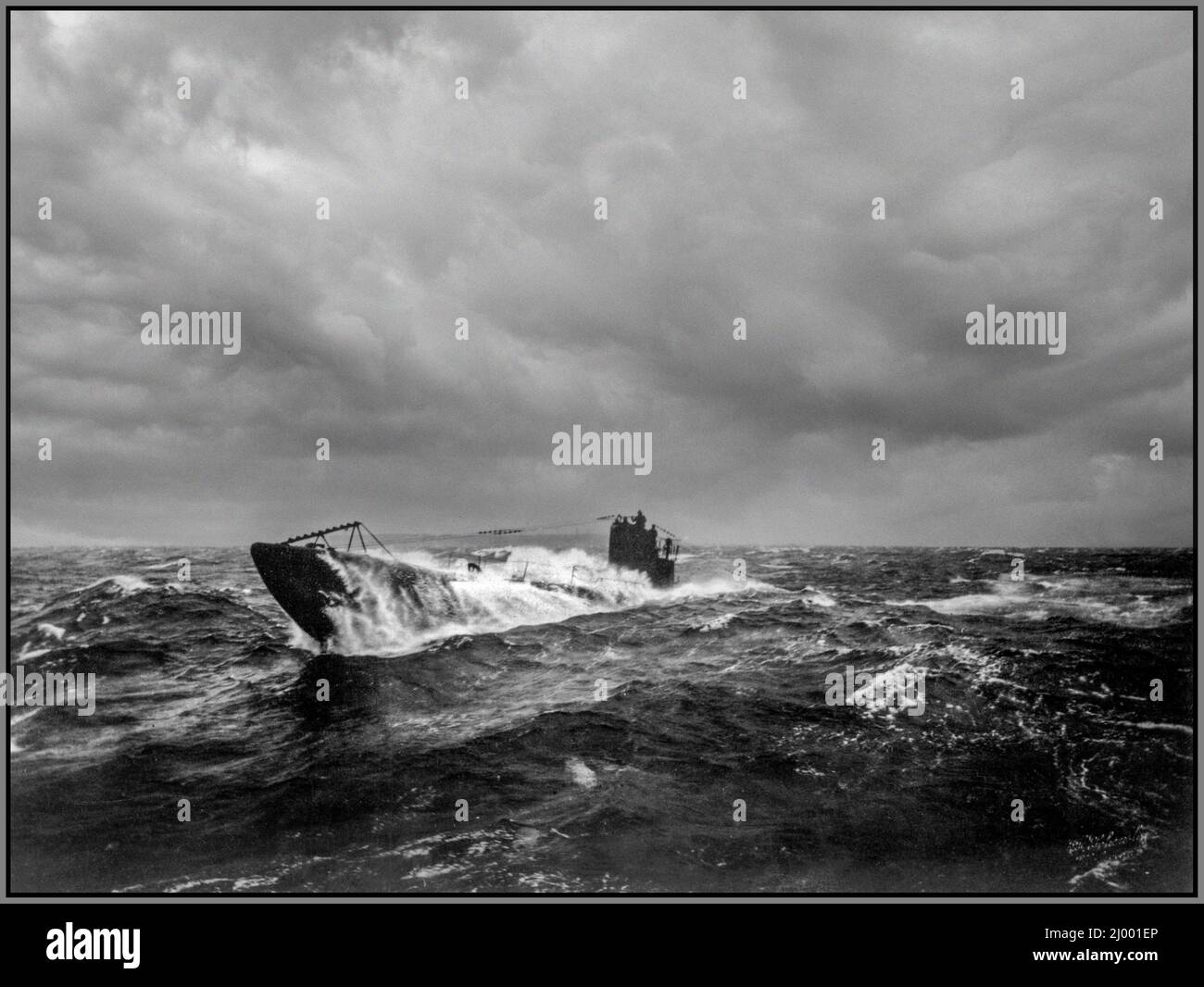 WW1 U-boat de la marine allemande UB 148 en mer dans des conditions difficiles à la surface après la cession aux États-Unis SM UB-148 était un sous-marin de type allemand UB III ou U-boat construit pour la marine impériale allemande (allemand : Kaiserliche Marine) pendant la première Guerre mondiale, elle a été mise en service dans la Marine impériale allemande le 19 septembre 1918 sous la forme UB-148. UB-148 a été cédé aux États-Unis conformément aux exigences de l'armistice avec l'Allemagne le 1 décembre 1918 et a plus tard coulé comme cible par l'USS Sicard Banque D'Images