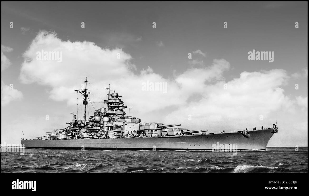 BISMARCK le cuirassé nazi Bismarck le premier de deux cuirassés de la classe Bismarck construit pour la Kriegsmarine de l'Allemagne nazie. Nommé d'après le chancelier Otto von Bismarck, le navire a été déposé au chantier naval de Blohm & Voss à Hambourg en juillet 1936 et en mai 27 1941, le HMS King George V et le HMS Rodney, dans une attaque d'une heure, ont mis hors d'état le Bismarck, Et une heure et demie plus tard, il a sombré après avoir été frappé par trois torpilles du croiseur HMS Dorsetshire. Banque D'Images