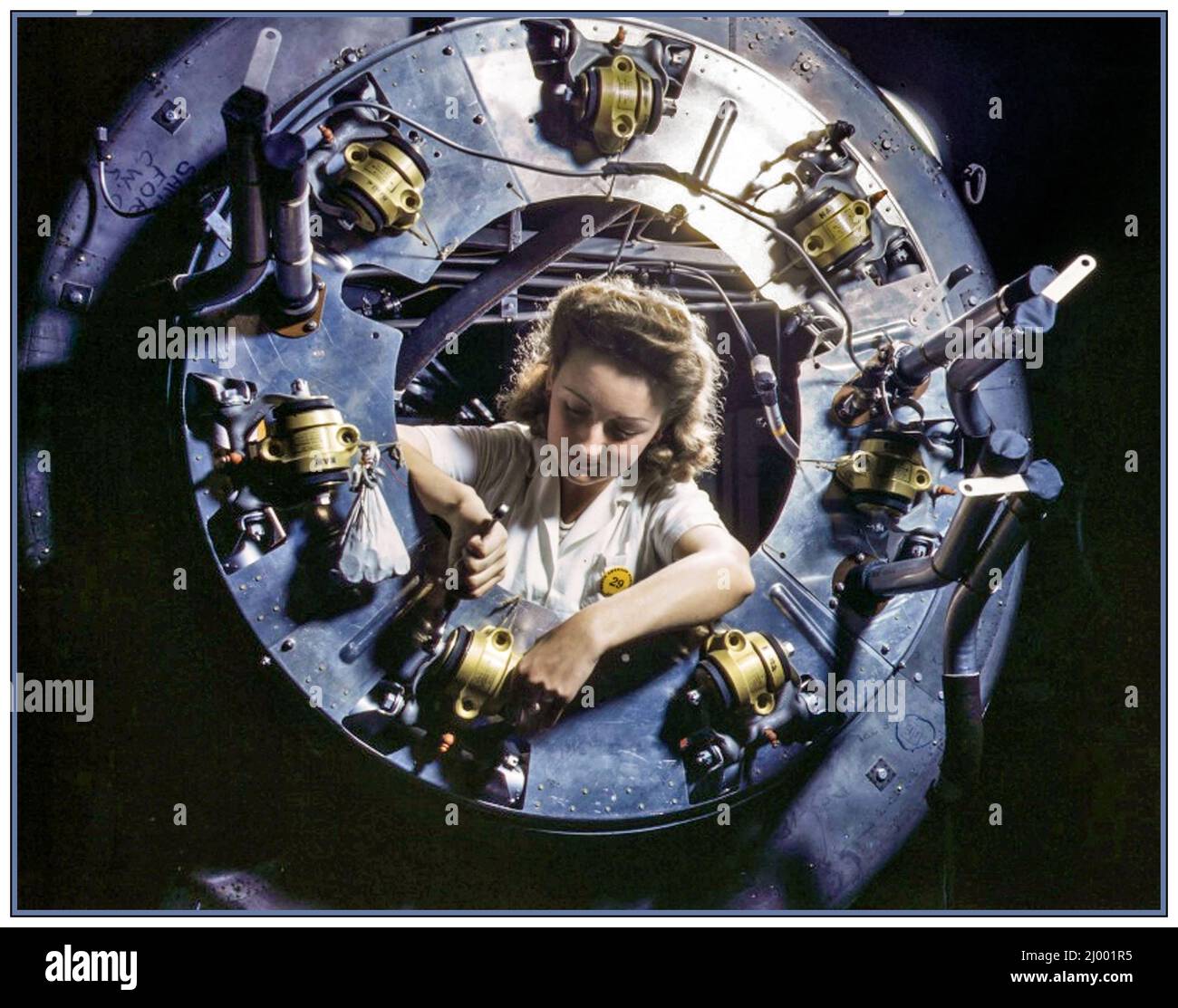 WAR WORK WOMAN AVIATION INDUSTRY WW2 image couleur américaine de la Seconde Guerre mondiale : une employée assemble le moteur du bombardier nord-américain B-25 Mitchell dans une usine militaire d'Inglewood, Californie. Deuxième Guerre mondiale Inglewood, Californie, États-Unis octobre 1942 Banque D'Images