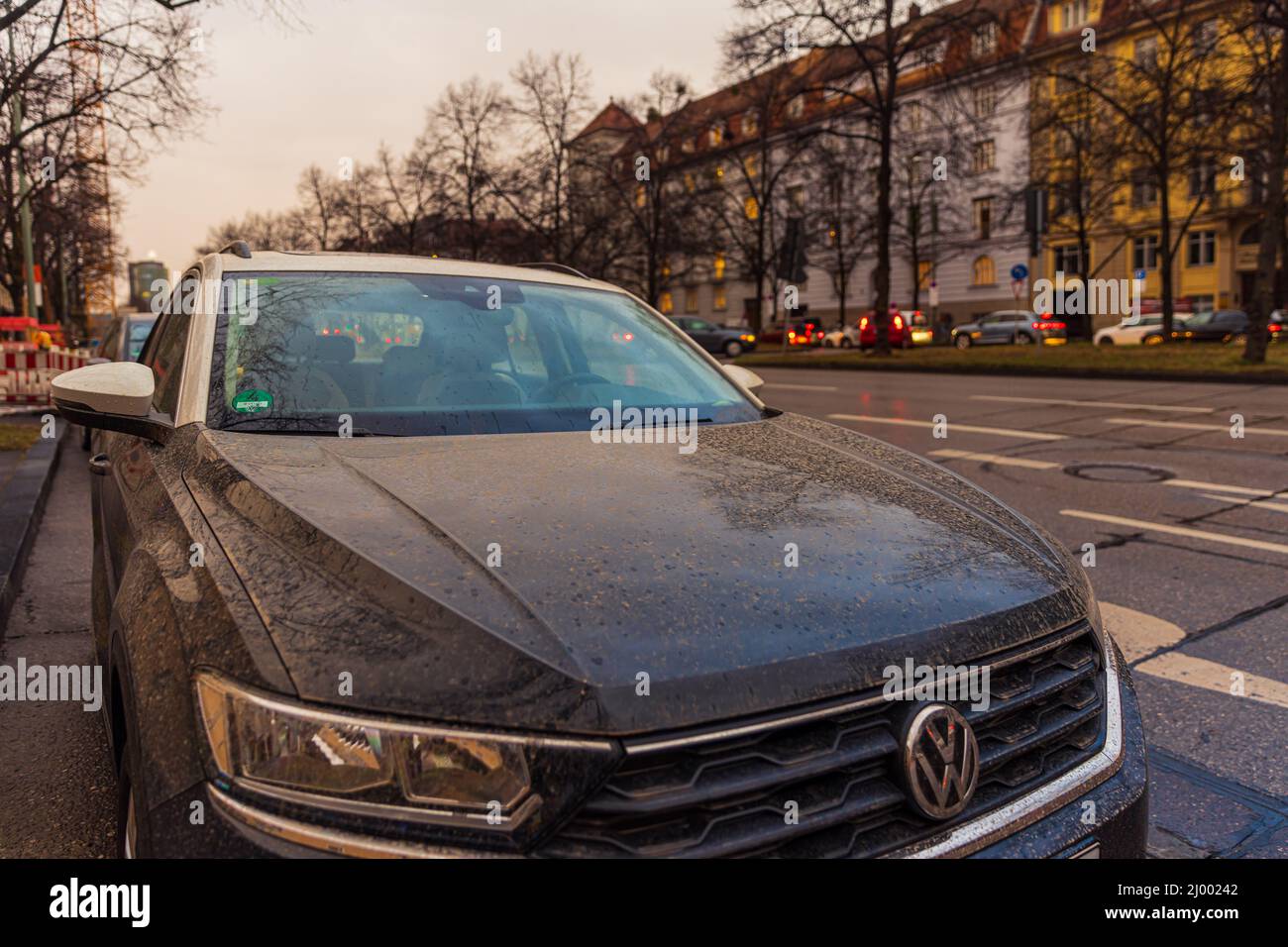 MUNICH, ALLEMAGNE - MARS 15: Un phénomène météorologique rare causant un ciel orange en raison de la poussière de sable du sahara dans le ciel le 15 mars 2022 à Munich Banque D'Images