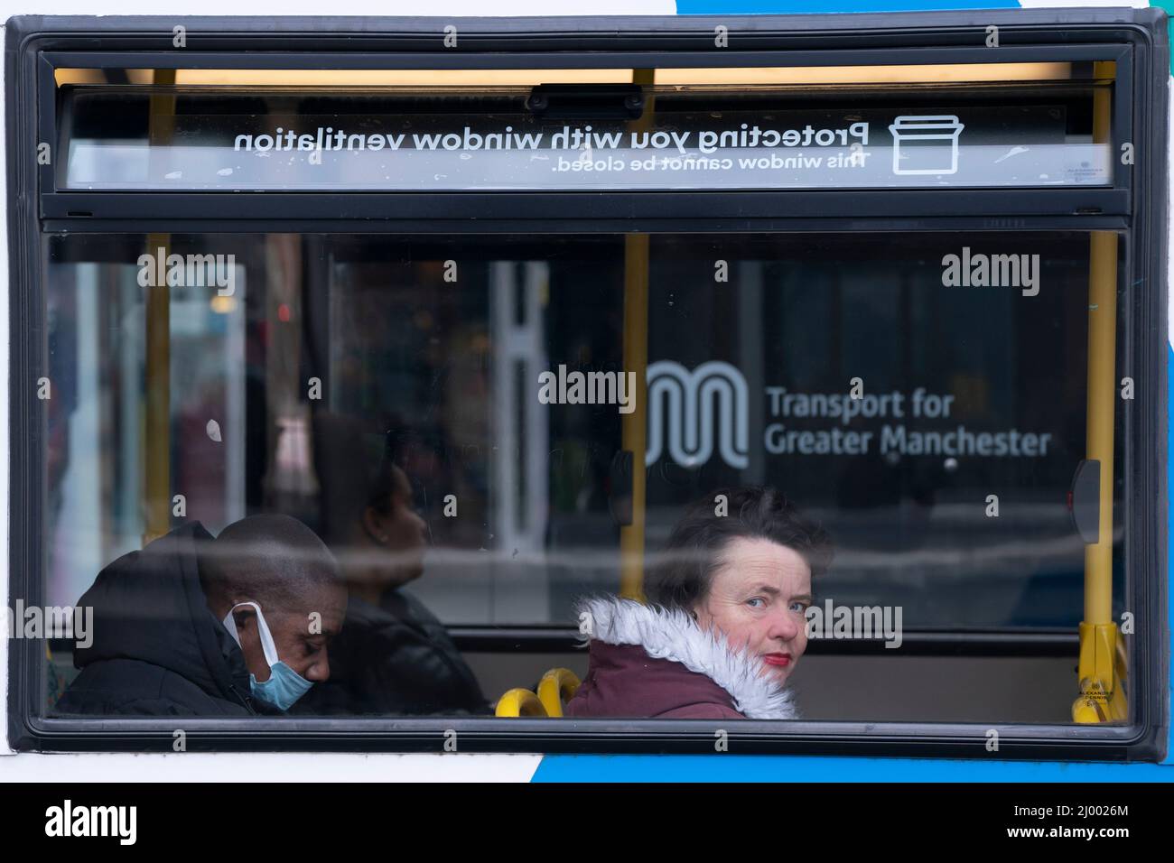 Manchester, Royaume-Uni, 15th mars 2022. Des bus sont vus à la gare routière de Piccadilly dans le centre de Manchester, alors qu'il a été annoncé que les tickets d'autobus dans le Grand Manchester seront plafonnés à £2 pour les adultes et à £1 pour les enfants, dans le cadre d'une « révolution des transports à la manière de Londres » Manchester, Royaume-Uni. Crédit : Jon Super/Alay Live News. Banque D'Images