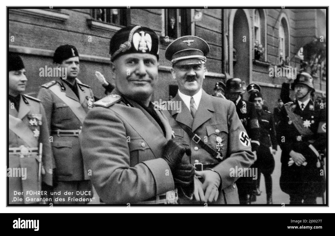Propagande du Reich allemand nazi 1941 Italie-Allemagne, Adolf Hitler et Benito Mussolini, Führer & Duce 'les garants de la paix' propagande Post Card Allemagne nazie Waffen SS Himmler en arrière-plan Allemagne nazie Banque D'Images