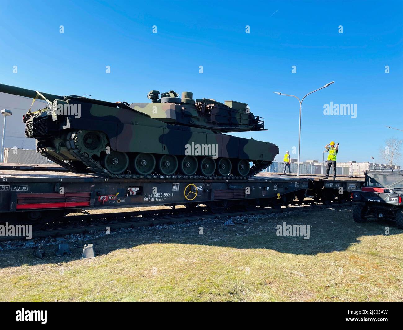Mannheim, Allemagne. 14 mars 2022. Les travailleurs aident à charger un char de bataille principal M1A2 Abrams de l'armée américaine sur une voiture de chemin de fer allemande sur le site de Coleman le 14 mars 2022 à Mannheim, en Allemagne. L'armée américaine déplace toute une brigade blindée de stocks prépositionnés vers la zone d'entraînement de Grafenwoehr, alors que l'OTAN renforce la sécurité après l'invasion russe de l'Ukraine. Crédit : le Maj. Allan Laggui/Armée des États-Unis/Alamy Live News Banque D'Images Mannheim, Allemagne. 14 mars 2022. Les travailleurs aident à charger un char de bataille principal M1A2 Abrams de l'armée américaine sur une voiture de chemin de fer allemande sur le site de Coleman le 14 mars 2022 à Mannheim, en Allemagne. L'armée américaine déplace toute une brigade blindée de stocks prépositionnés vers la zone d'entraînement de Grafenwoehr, alors que l'OTAN renforce la sécurité après l'invasion russe de l'Ukraine. Crédit : le Maj. Allan Laggui/Armée des États-Unis/Alamy Live News Banque D'Images