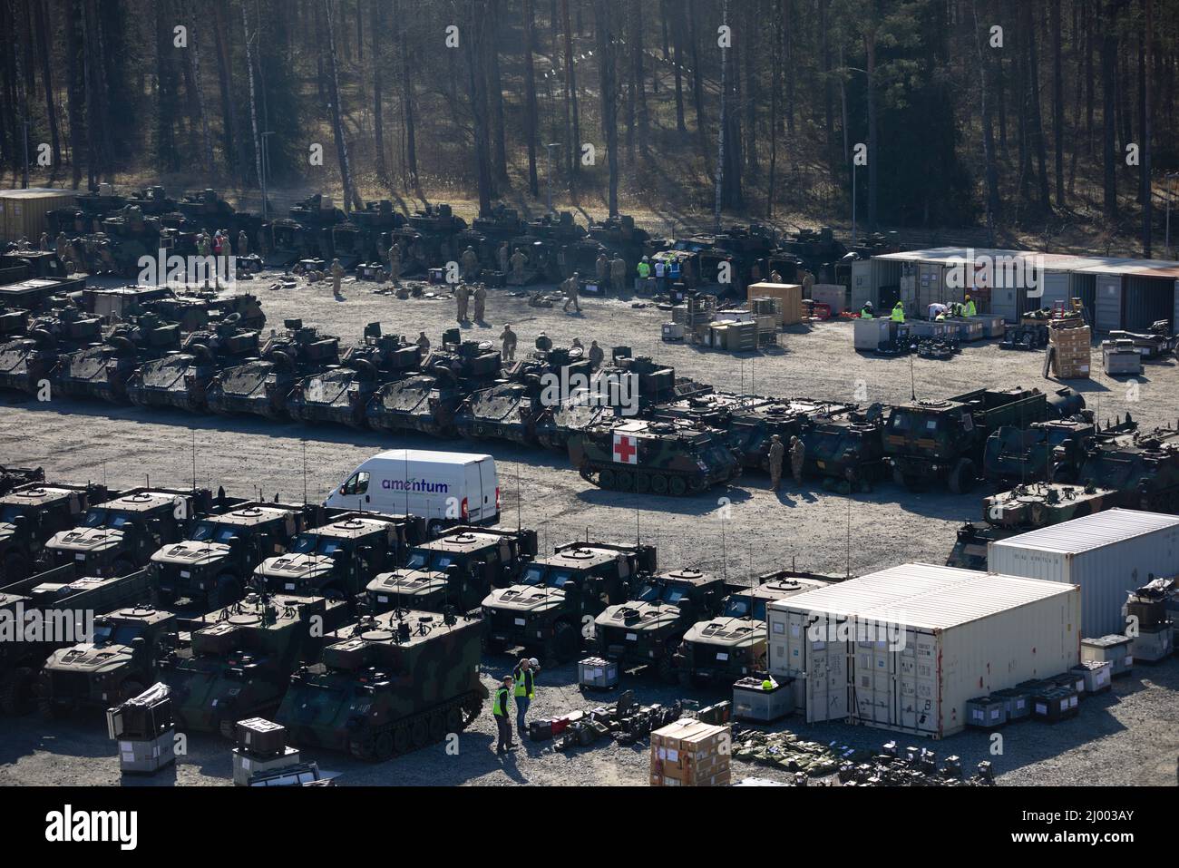 Zone de formation de Grafenwoehr, Allemagne. 09 mars 2022. Soldats américains du 64th Armour Regiment, 1st Armored Brigade combat Team, 3rd Infantry Division, effectuer des vérifications et des services d'entretien préventif sur l'équipement, 9 mars 2022 dans la zone d'entraînement de Grafenwoehr, Allemagne. L'armée américaine déplace toute une brigade blindée de stocks prépositionnés à Grafenwoehr alors que l'OTAN renforce la sécurité après l'invasion de l'Ukraine par la Russie. Crédit: PFC. Destinee Rodriguez/Armée des États-Unis/Alamy Live News Banque D'Images Zone de formation de Grafenwoehr, Allemagne. 09 mars 2022. Soldats américains du 64th Armour Regiment, 1st Armored Brigade combat Team, 3rd Infantry Division, effectuer des vérifications et des services d'entretien préventif sur l'équipement, 9 mars 2022 dans la zone d'entraînement de Grafenwoehr, Allemagne. L'armée américaine déplace toute une brigade blindée de stocks prépositionnés à Grafenwoehr alors que l'OTAN renforce la sécurité après l'invasion de l'Ukraine par la Russie. Crédit: PFC. Destinee Rodriguez/Armée des États-Unis/Alamy Live News Banque D'Images