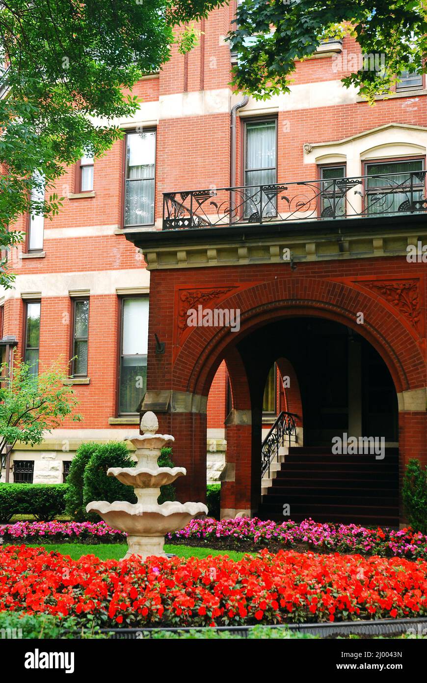 Un petit jardin fleuri pousse près de l'entrée principale du domaine de l'archidiocèse de Chicago Banque D'Images