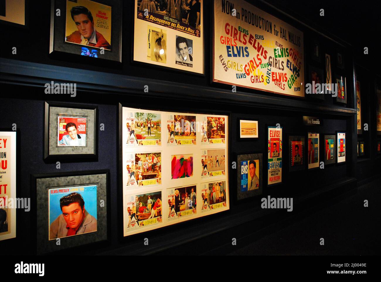 Des affiches de divers films d'Elvis Presley sont accrochées à Graceland à Memphis, Tennessee Banque D'Images Des affiches de divers films d'Elvis Presley sont accrochées à Graceland à Memphis, Tennessee Banque D'Images