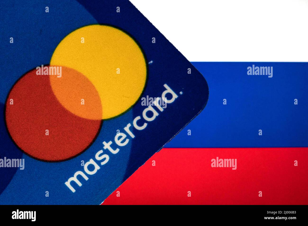 Espagne. 11th mars 2022. Dans cette photo illustration, une carte Mastercard vue avec un drapeau de la Russie en arrière-plan. (Photo de Thiago Prudencio/SOPA Images/Sipa USA) crédit: SIPA USA/Alay Live News Banque D'Images