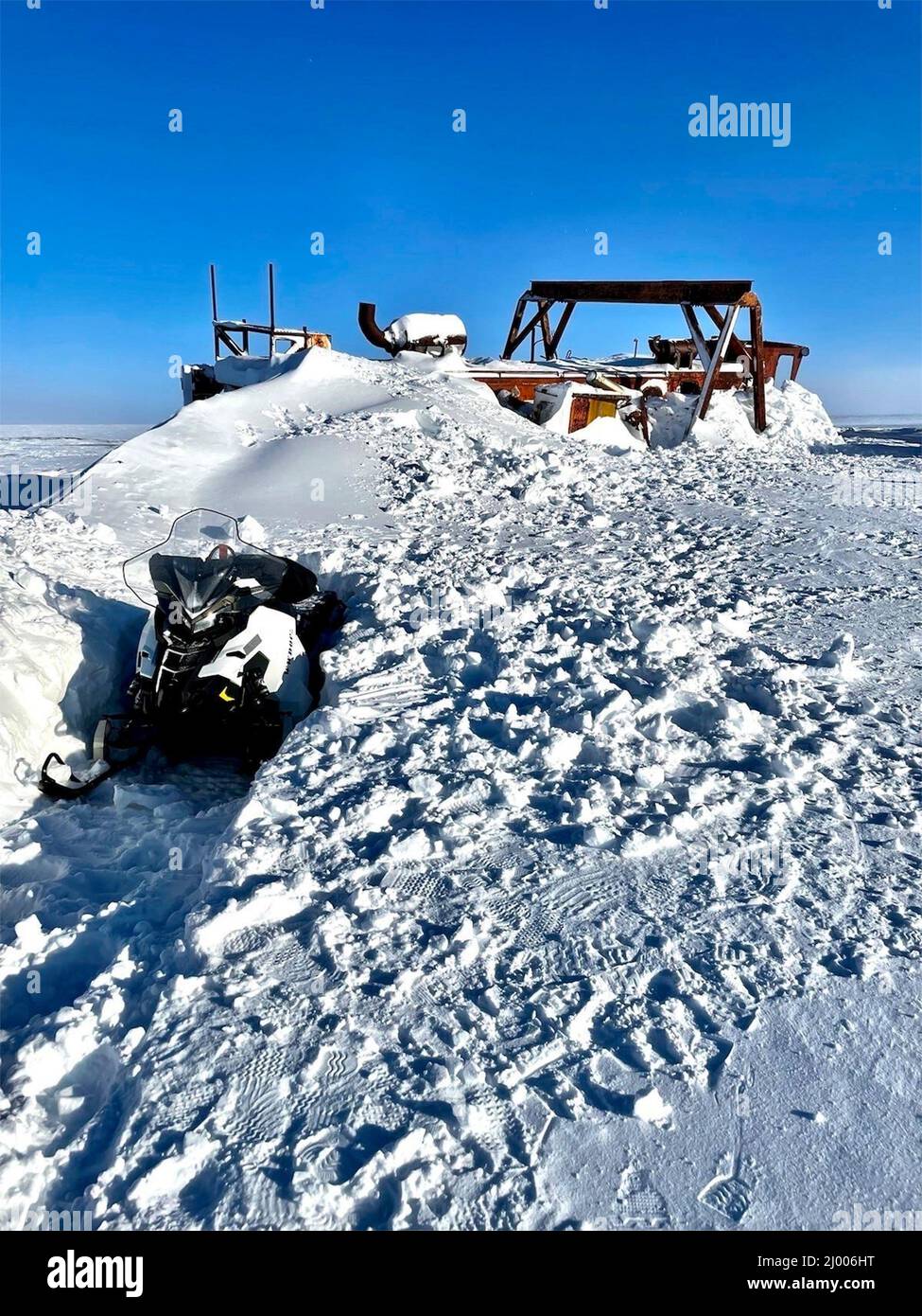 Wainwright, États-Unis. 11 mars 2022. Un commando du Béret vert de l'armée américaine affecté au 10th Groupe des forces spéciales effectue une reconnaissance spéciale à partir d'un site de soutien de mission improvisé pendant l'exercice ARCTIC EDGE 2022, le 11 mars 2022 à Wainwright, en Alaska. Crédit : SSTGT. Anthony Bryant/États-Unis Armée/Alamy Live News Banque D'Images