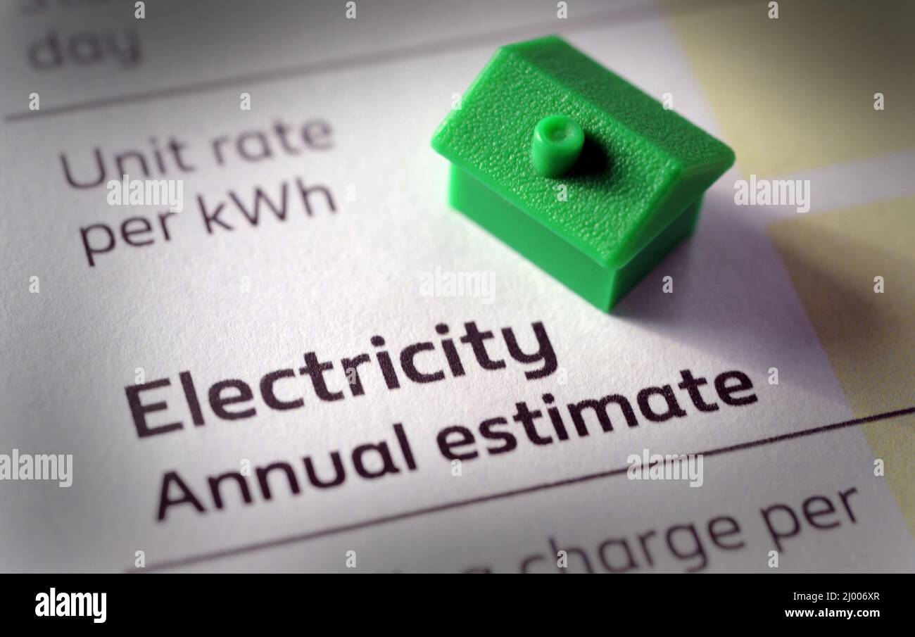 MAISON MODÈLE AVEC ÉLECTRICITÉ LETTRE D'ESTIMATION ANNUELLE CONCERNANT L'AUGMENTATION DES COÛTS D'ÉNERGIE COMBUSTIBLE CHAUFFAGE MAISONS CHAUDES FACTURES ETC ROYAUME-UNI Banque D'Images