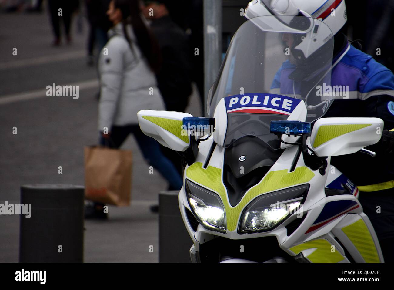 Police sur garde pendant la manifestation. Les manifestants sont descendus dans les rues de Marseille pour protester contre des mesures draconiennes telles que la carte de vaccination imposée par le gouvernement français. Banque D'Images