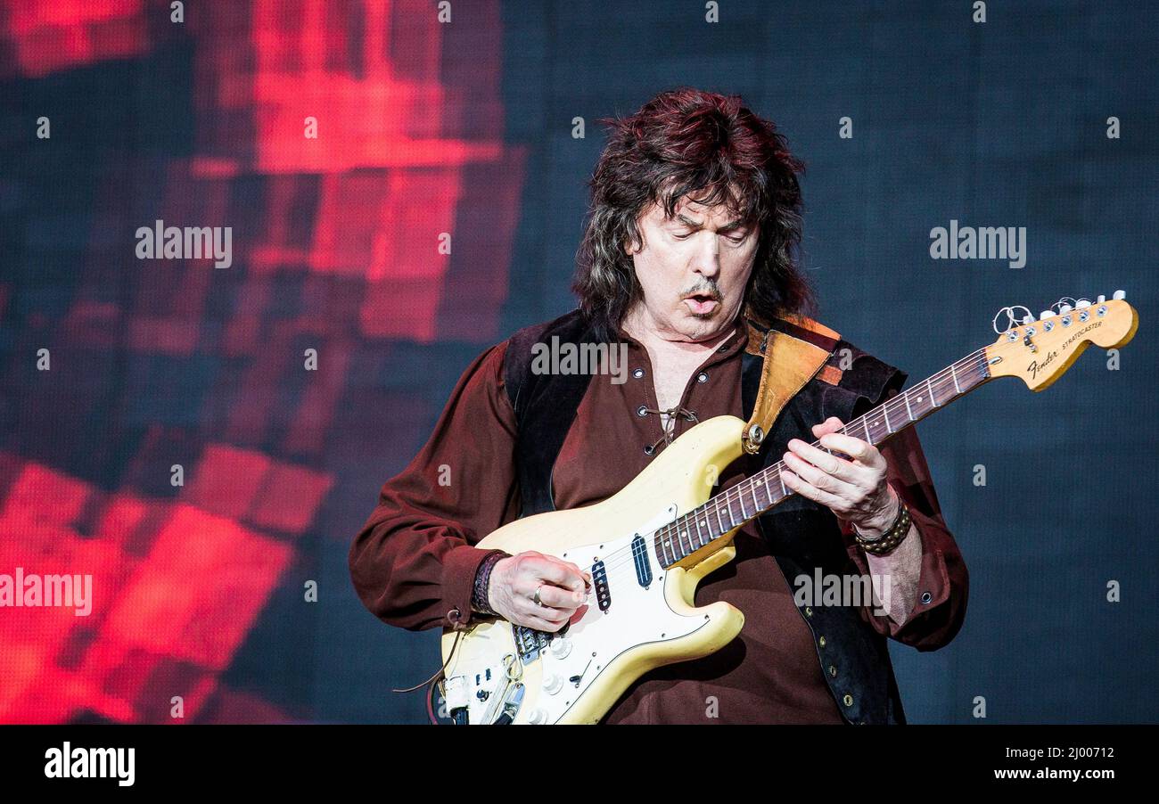 Le guitariste et compositeur Ritchie Blackmore se présentant en direct avec Rainbow au Festival du rock de Suède en 2019 Banque D'Images