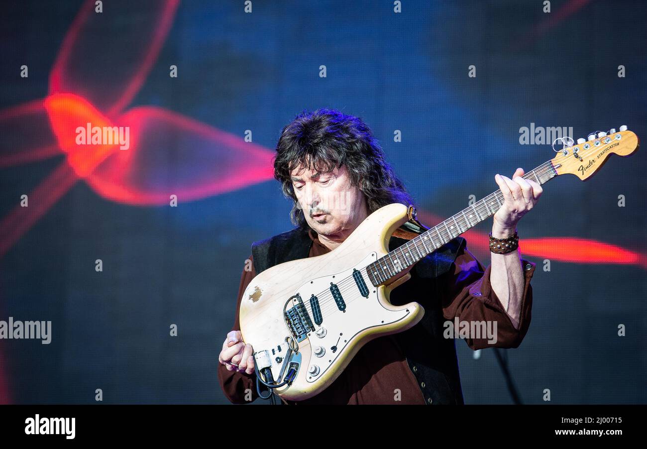 Le guitariste et compositeur Ritchie Blackmore se présentant en direct avec Rainbow au Festival du rock de Suède en 2019 Banque D'Images