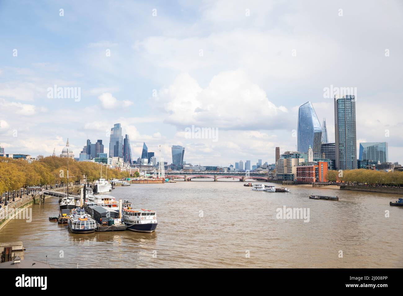 Vue vers les gratte-ciels de la City of London (L) et South Bank (R), Londres, Angleterre. Banque D'Images