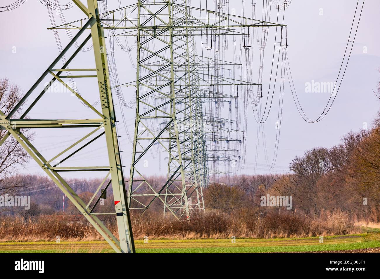 De nombreux pylônes d'acier gâtent la nature rurale en Allemagne Banque D'Images