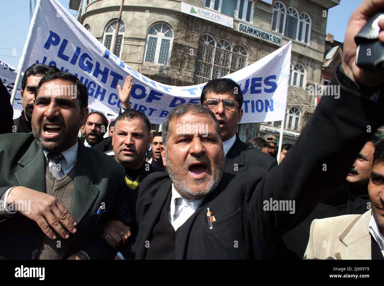 Des centaines d'avocats au Cachemire sont venus sur les routes pour organiser une protestation contre le nombre croissant de violations des droits de l'homme. Srinagar, Cachemire, Inde. 27 février 2008. Banque D'Images