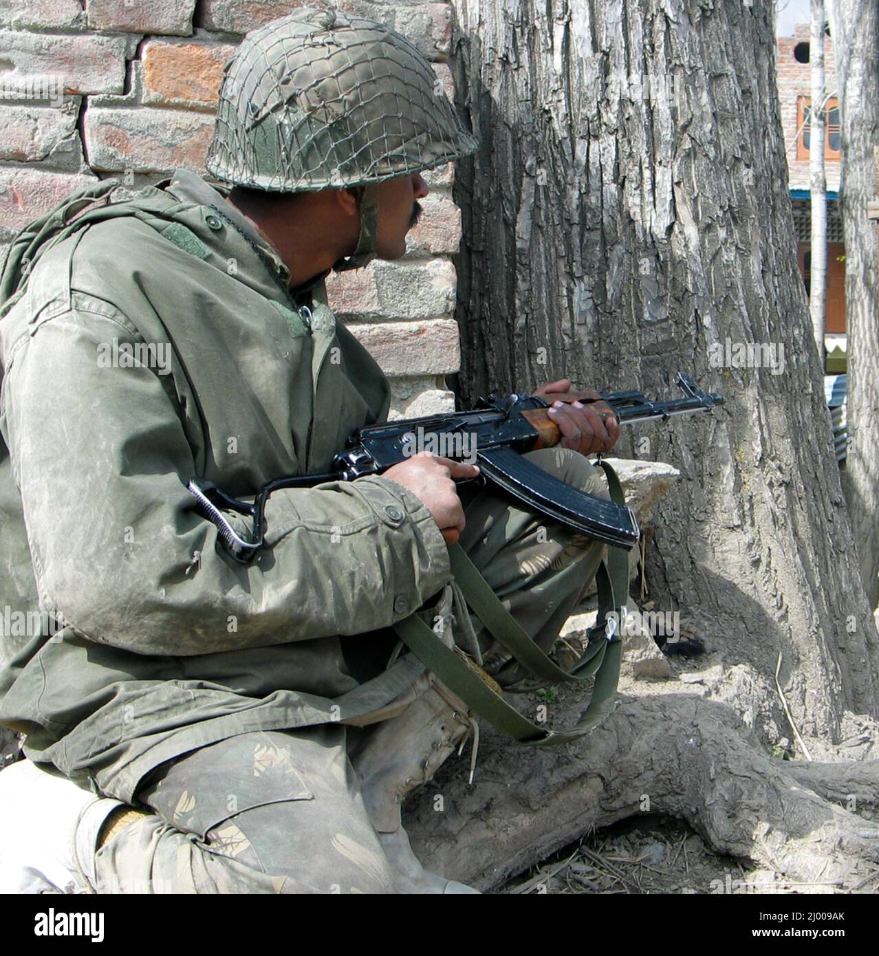 Une bataille d'armes à feu entre la police et les militants dans le district de Chewdara Berwa à Budgam a détruit sept maisons et tué trois militants. Cachemire, Inde. 2 mars 2008. Banque D'Images