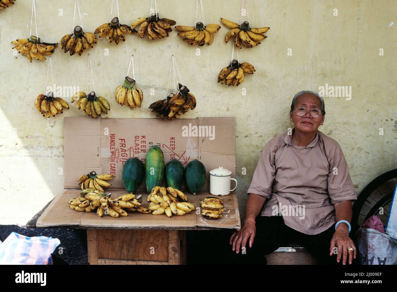 Singapour. Marché extérieur. Femme vendant des bananes. Banque D'Images