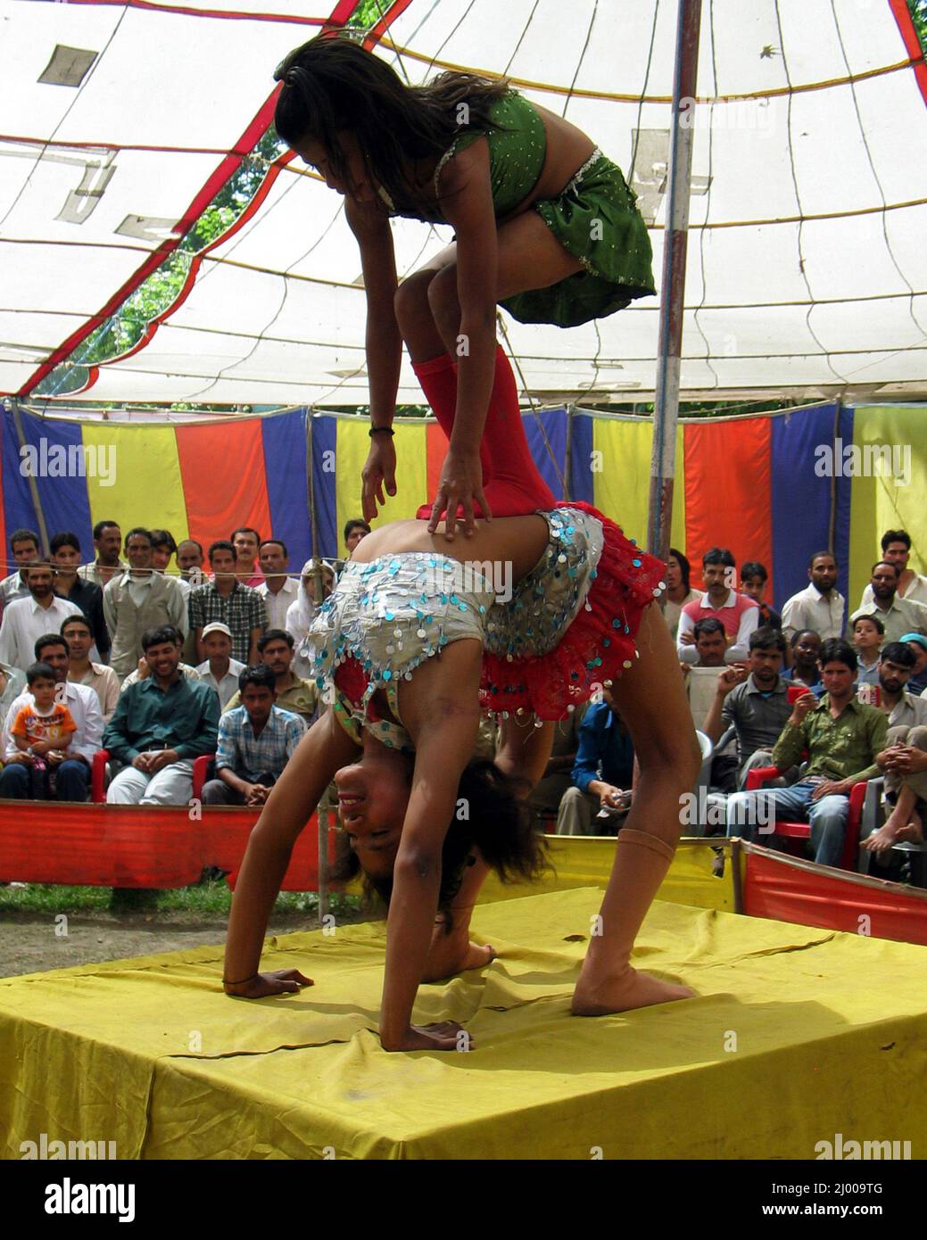 Des artistes féminins se produisent dimanche à Srinagar, la capitale estivale du Cachemire administré par l'Inde. Banque D'Images